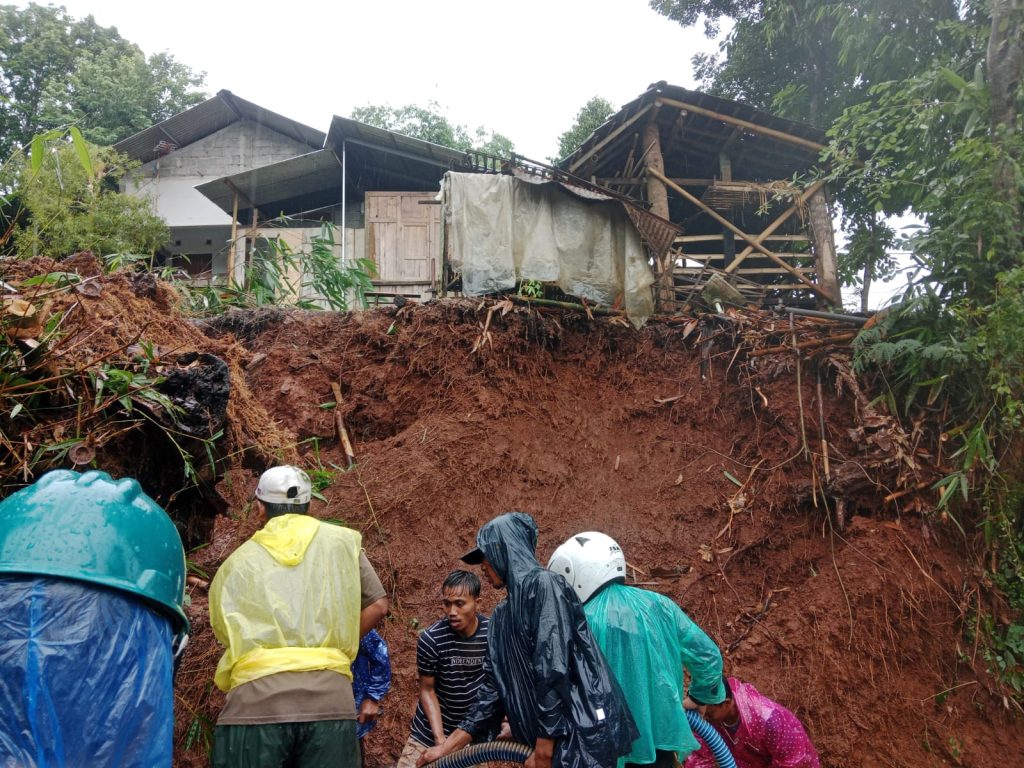 Gotong Royong Penanganan Bencana Rumpun Bambu Tumbang Bersama Relawan, Warga Masyarakat dan BNPB