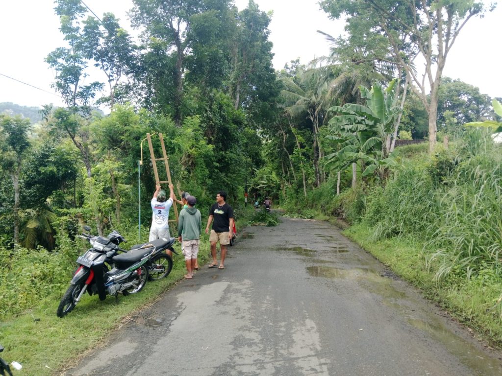 Gotong Royong Perbaikan Jalan Rusak Bersama Relawan dan Warga Masyarakat sebagai Wujud Kepedulian terhadap Infrastruktur Lingkungan