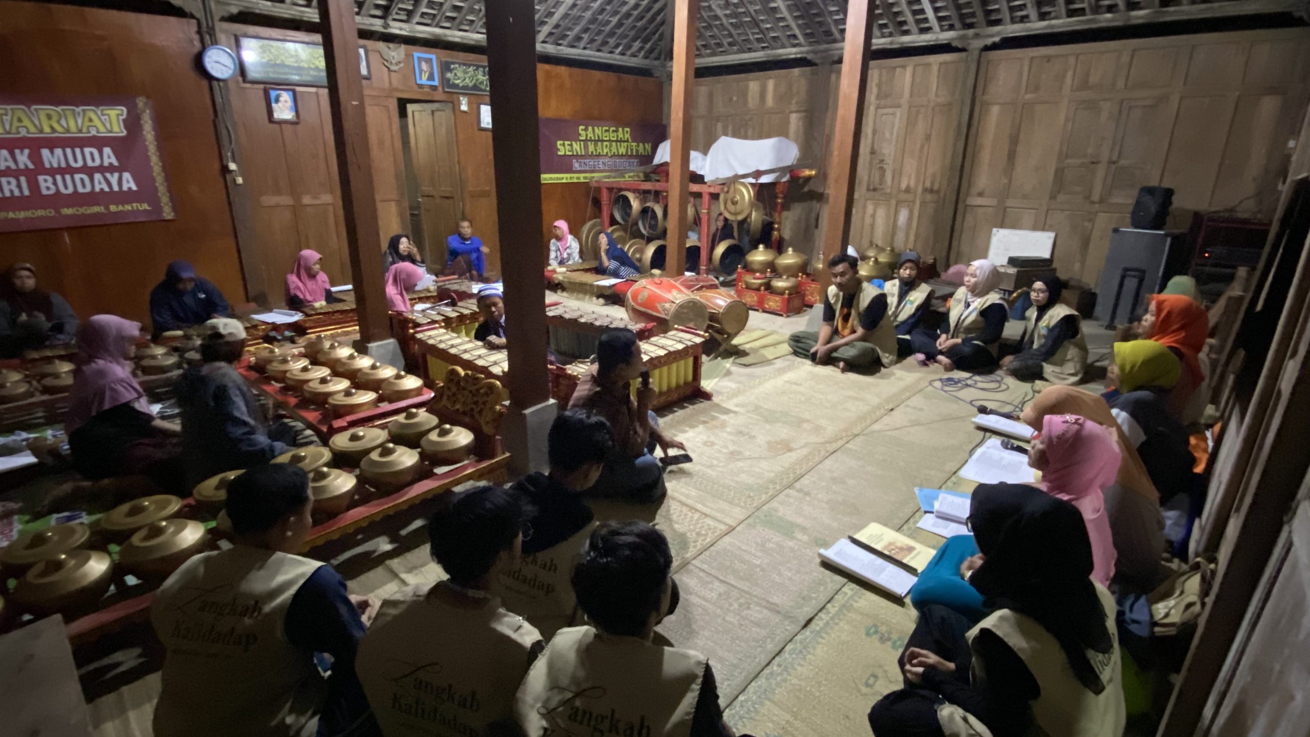 Lestarikan Budaya Lokal, Mahasiswa KKN Persyarikatan Muhammadiyah UMY Kelompok 111 Ikuti Latihan Karawitan Bersama Warga Kalidadap II